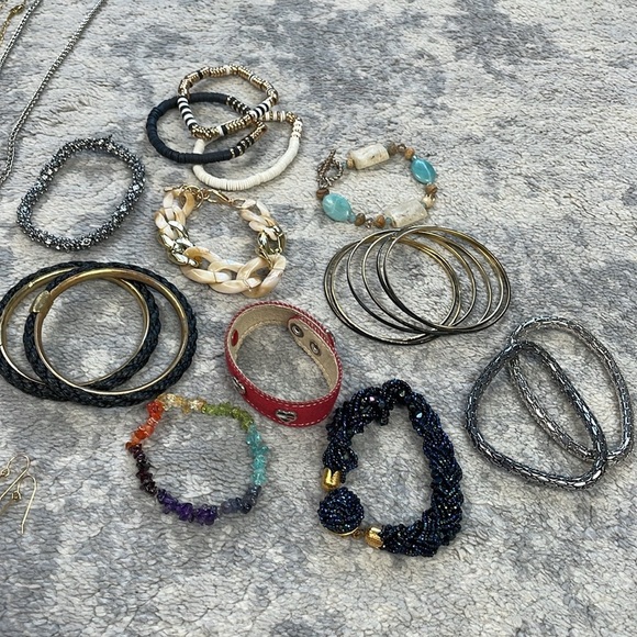 Bulk Lot of Mixed Fashion Costume Jewelry Necklaces Rings Bracelets Earrings - Picture 4 of 11